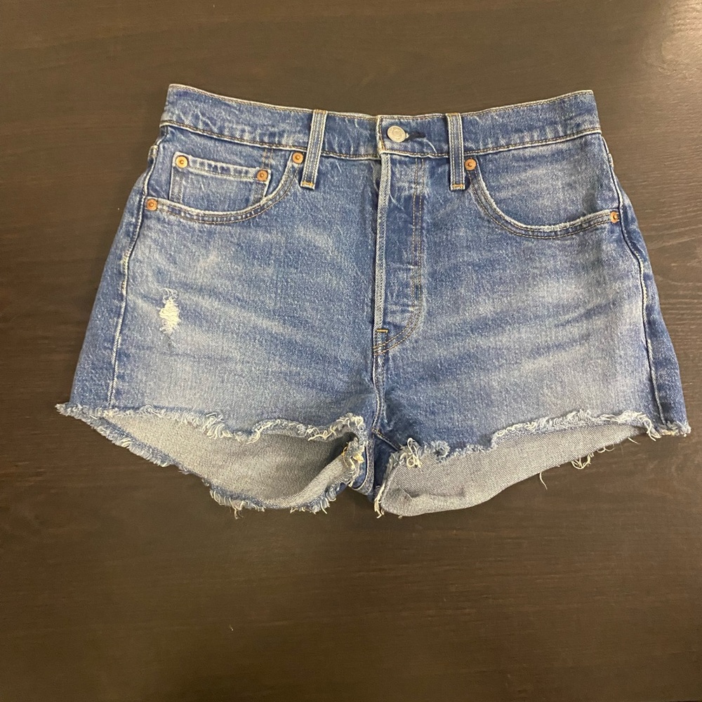 Womens Levi’s 501 denim short, size 28.